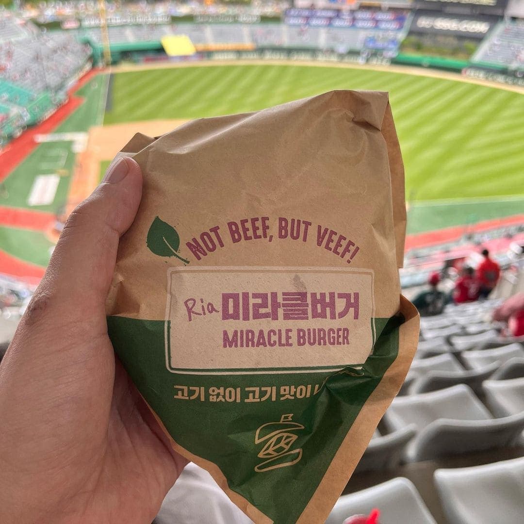 Hamburguesas veganas en la cancha de béisbol